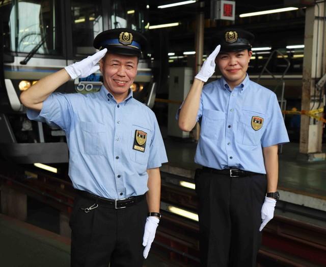 親子で新快速の車掌を務める森元克好さん（左）と啓介さん＝兵庫県・網干総合車両所