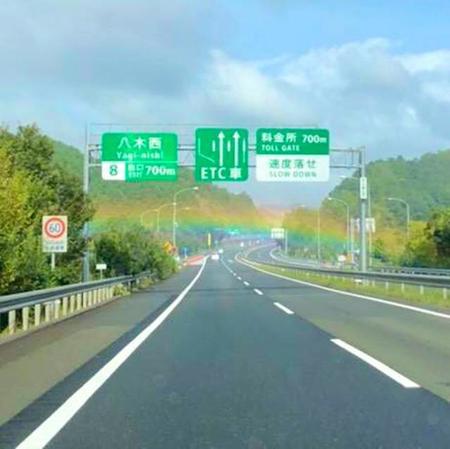 高速道路に横断幕のようにかかる虹…ゲームのゴール地点みたいでしょ！／MKタクシー（@MKofficial_PR）さん提供・画像を一部トリミングしています