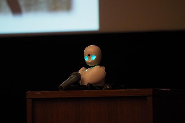2018年3月、元教頭の長岡貴宣さんは分身ロボット「オリヒメ」を通じて演台上から卒業式を見守った（広島県立御調高校提供）