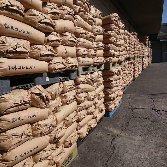米袋がズラリ…「お米買ってください」米屋のツイートが話題　コロナ禍影響「Go To 米屋」もやってほしい！