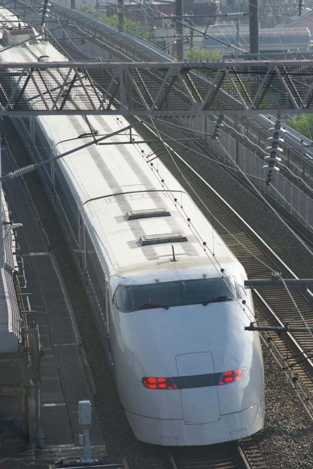 山陽新幹線を走る300系新幹線。西宮市にある、六甲トンネル入り口の真上の通称・新幹線公園から撮影した（2010年撮影）