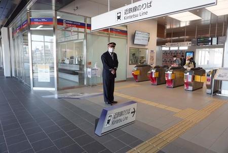 錯視サインを取り入れた案内表示＝三重・桑名駅（撮影・AYA）