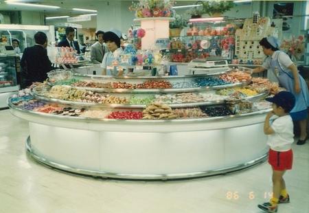 1986（昭和61）年6月に撮影された回るお菓子コーナーの様子（松風屋提供）