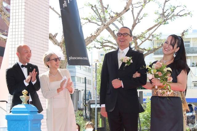 模擬結婚式で笑顔を見せる参加者たち＝神戸市中央区北野町2、「プラス・カーサ神戸北野坂」