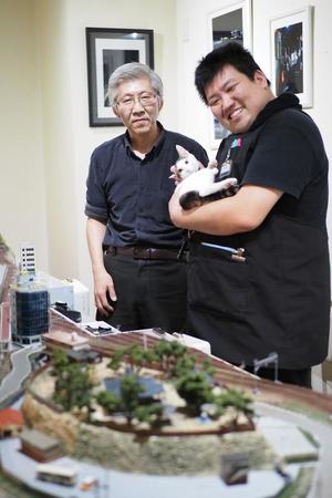 店主で料理長の山本貴司さん（左）とスタッフの石井祐介さん（右）