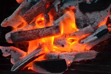 炭焼き業者たちに千載一遇のチャンス？