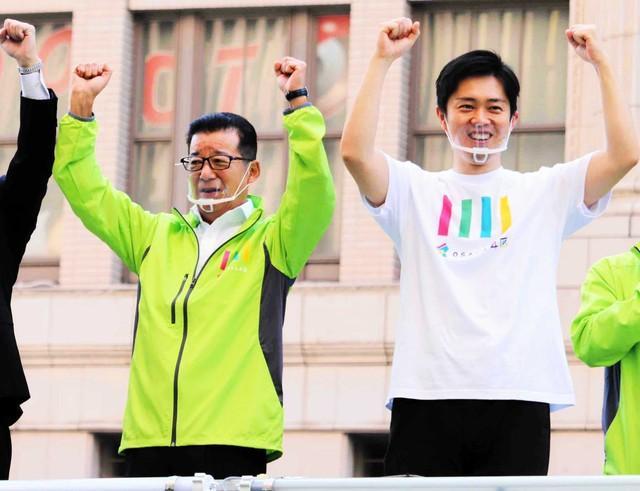 街頭演説を行った松井一郎大阪市長（左）と吉村洋文大阪府知事＝大阪・なんば