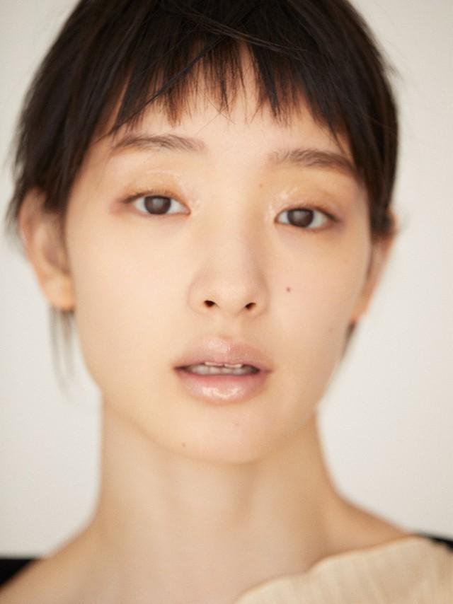 剛力彩芽使用のリップは「シャイニッシモ ハイシャインリップラッカー#010」（資生堂提供）