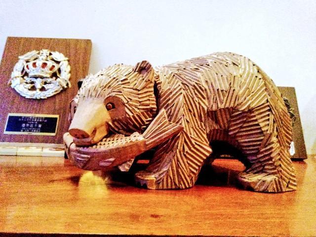 「木彫りにしか見えない」ダンボール製の“木彫りの熊”が話題に　製作のきっかけはキングジョー
