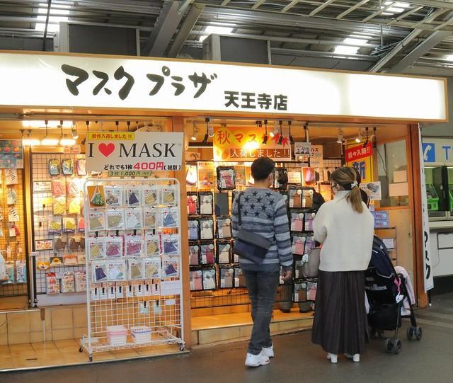 マスク専門店が…駅のホームにまで進出！　運営スタッフが明かす、売れ筋商品からみる「当世マスク事情」