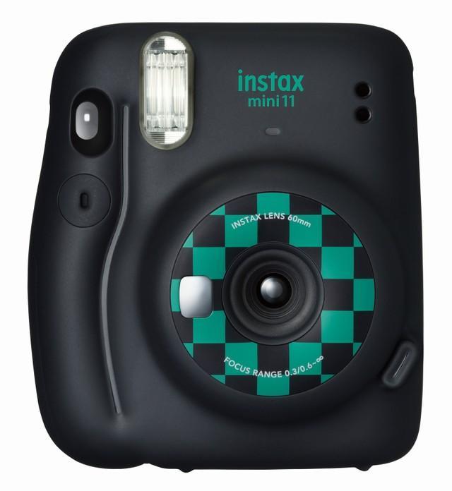 “チェキ”instax mini 11「竈門炭治郎」モデル（富士フイルム提供）