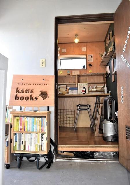 川のほとりに「日本一？小さい書店」がオープン　広さ1坪…“おひとりさま”が通う、隠れ家的本屋さん