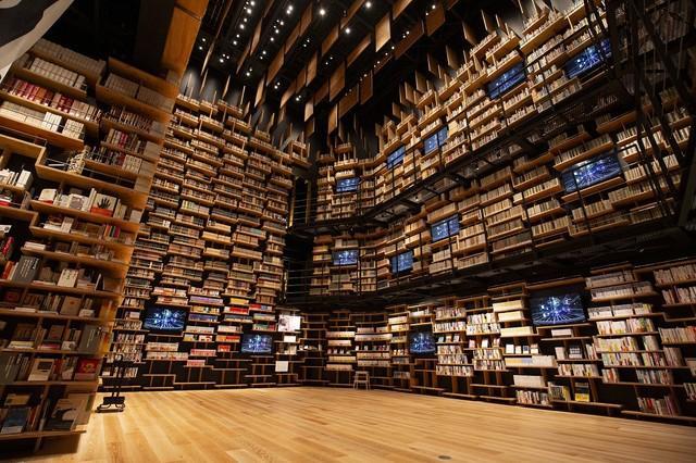 壮観の「本棚劇場」。真ん中に立って見上げたい…！／（C)角川武蔵野ミュージアム（提供写真）