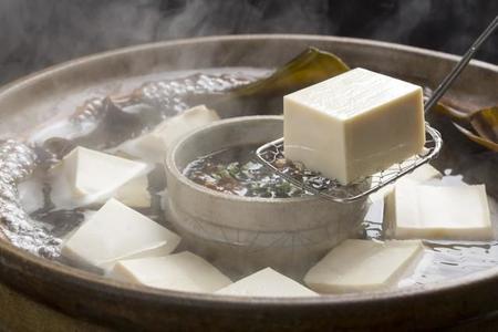プルプル、とろりの絹豆腐。でも箸でつかむと…ボロボロになっちゃいますよね＝Tsuboya/stock.adobe.com