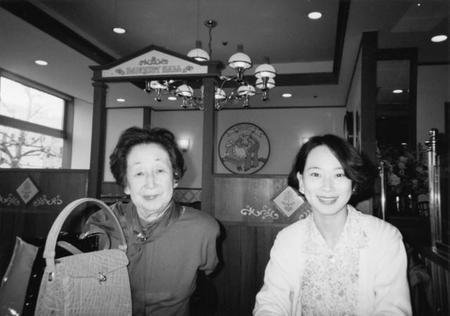 １９９６年頃、徳川和子（左）と孫の山岸美喜。「みみずのたわごと」著者のツーショットだ