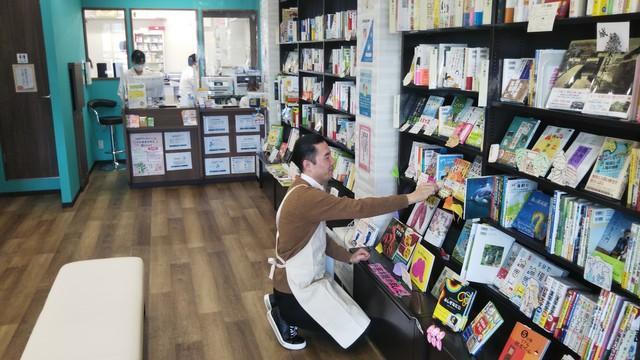 これが未来の「本屋」の姿かも？…書籍を売りながらよろず相談・なんでも屋、お薬待つ間に本選び　