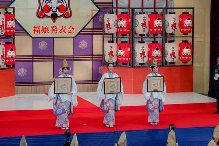 福娘代表に選ばれた（左から）山本里咲さん、橋本和花子さん、谷村栞里さん