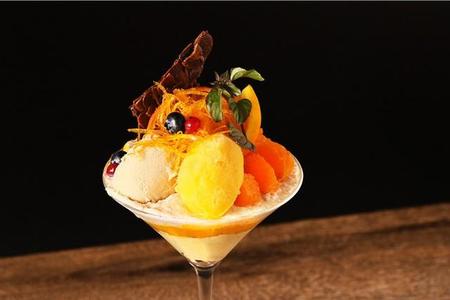 「紅まどんなとベルガモットのアグリュームパフェ-安納芋とマンダリンオレンジアイス-」旬のフルーツのフレッシュな味わいを楽しめる（TOOTH TOOTH TOKYO提供写真）