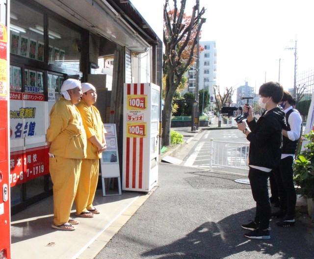 撮影中のゆんぼだんぷ。「本日はこちらにやってきました！」とバラエティ番組のコーナー導入のごとく撮影がすすめられる。