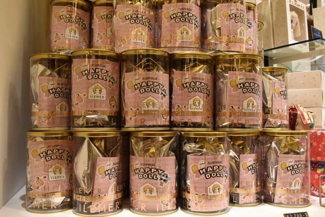 神戸の店舗アタオランドに積まれたＨＡＰＰＹ　ＤＯＬＬ