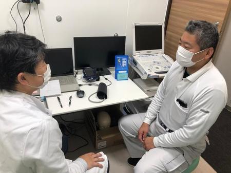 仕事上、多くの人と接しなければならないという丸山社長は2週間に1度のペースで自費PCR検査を受け、健康観察をしている＝神戸市中央区、KICC