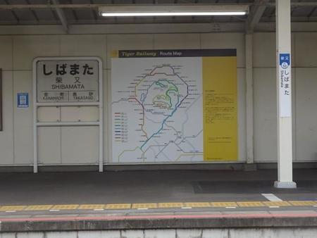 下りホームから線路を挟んで見た寅さんの路線図アート＝都内の京成電鉄・柴又駅