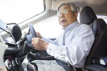 高齢になっての運転は心配ですが、急な免許返納がトラブルの元になることも（kazoka303030/stock.adobe.com）