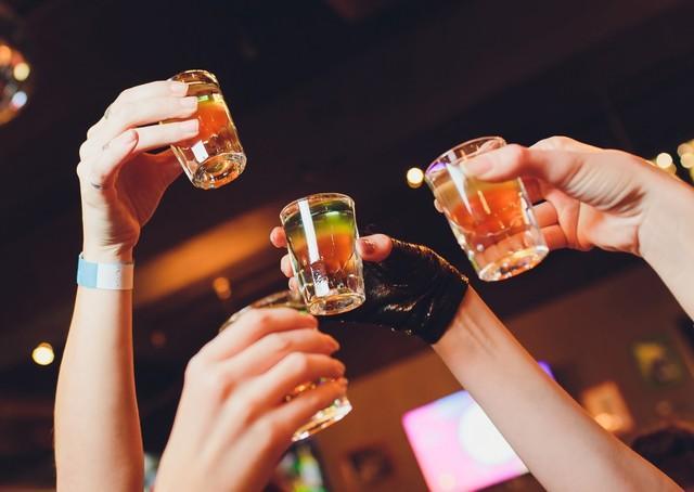 お酒が飲めない人にとって…強制的にお酒を飲まされるのは、恐怖です（Евгений Вершинин/stock.adobe.com）