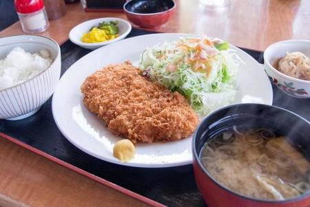 昔ながらの食堂で食べたトンカツ定食が美味しかったから…※画像はイメージ