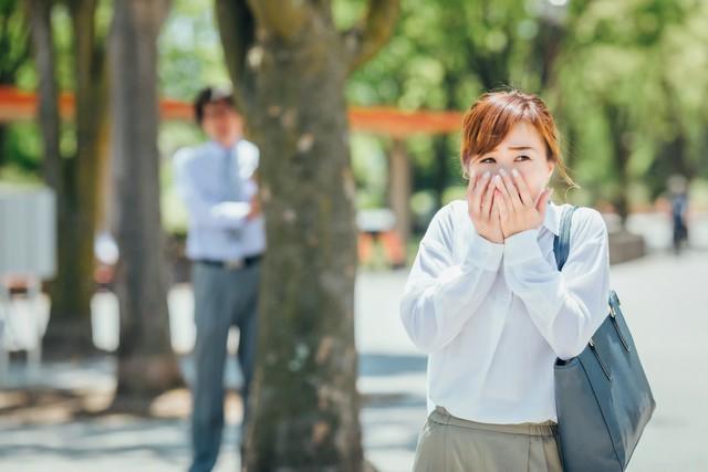 もしやストーカー？…不審者に追われる女性客に「何かお探しですか」　保護したコンビニ店員の体験談が話題に