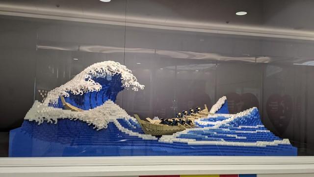 葛飾北斎の浮世絵「神奈川沖浪裏」をレゴブロックで再現 波しぶきまで