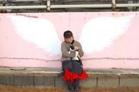 天使の羽の前で。田口さんとくろ