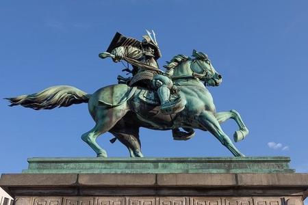 皇居外苑の楠木正成騎馬銅像(tapis volant/stock.adobe.com)