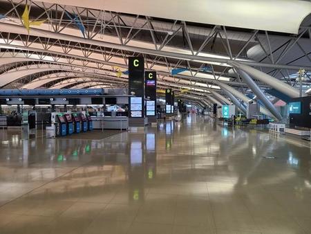 誰もいない国際線出発フロア＝関西国際空港