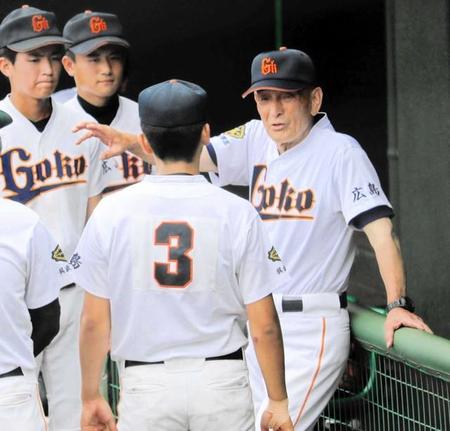 古豪復活に向け高校生を指導する呉港・片岡監督（右）