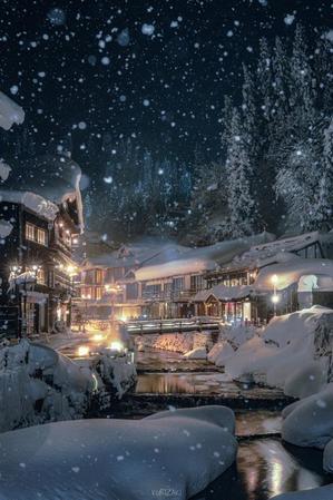 雪の夜に白々と輝く銀山温泉／Kurizaki（@_taka_21）さん提供