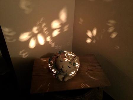 奥田さんが制作した透かし彫りのランプ。壁に映る光の模様が美しい