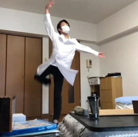 やっぱり白衣には1番海賊が合うと思うんだ…こたつや家具に囲まれた一角で舞います＝とある医学生のバレエ練習日記（@medical_ballet）さん提供／動画よりキャプチャ