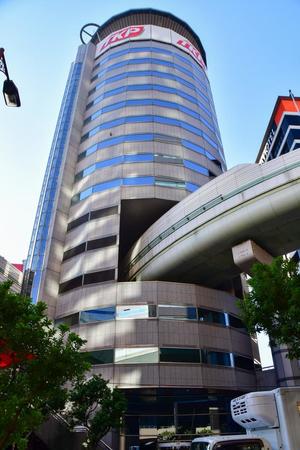 5階部分から7階部分が穴になっていて、阪神高速道路が突き抜けている。