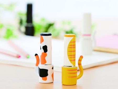 机に置くとしっぽがピン！（シヤチハタ提供）