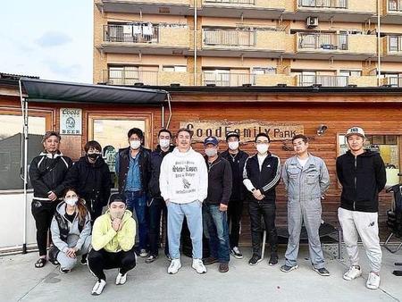 食べ物のない子どもたちへの支援に乗り出したNPO法人「グッド・ファミリー」の代表・KEIさん（中央）ら