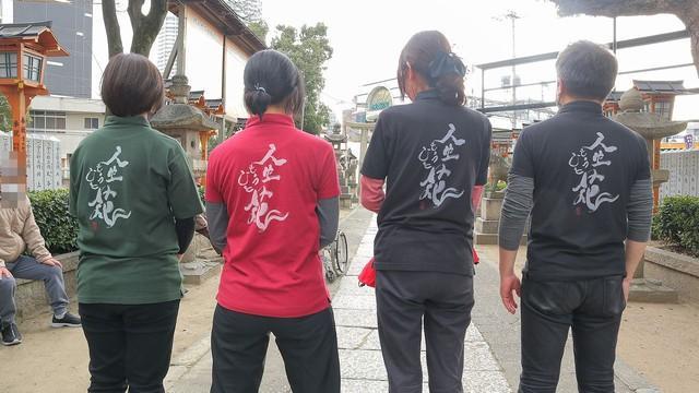 「人生、もうひと花」のＴシャツで揃えたスタッフさん