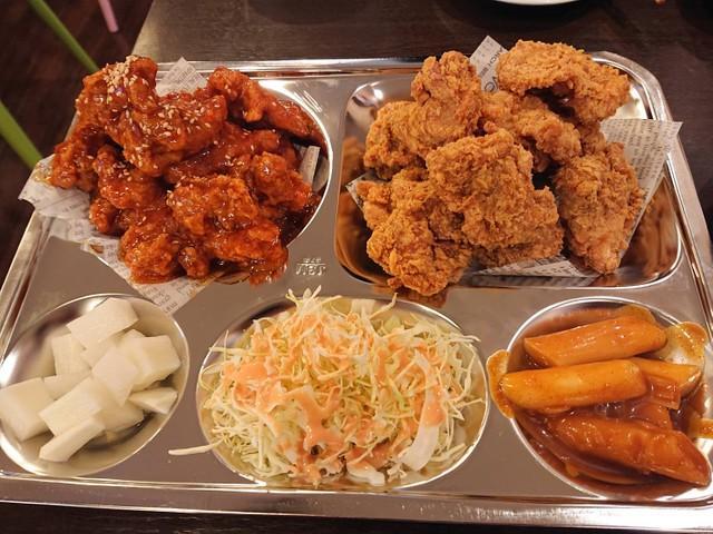 NENE CHICKENのフライドチキンは5種類のラインナップ。まずはプレーンのフライドチキンと韓国料理定番のヤンニョムチキンのハーフ＆ハーフを注文