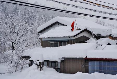 雪かきはかなりの重労働です럫はイメージです（goro20/stock.adobe.com）