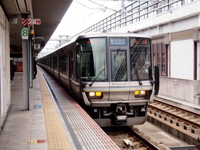 今なお新快速の主力車両として活躍する223系2000番台