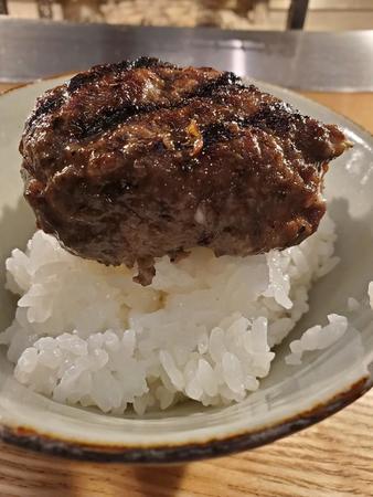 焼きたてハンバーグだけを乗せたシンプルな１膳目。肉汁だけでごはんが進む=東京・吉祥寺の「挽肉と米」