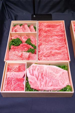 これが「肉福袋」だ！「あんずお肉の工場直売所」勝どき店で販売された「スペシャル肉の三段重」。袋に隠されているわけではなく、中身は公開されている
