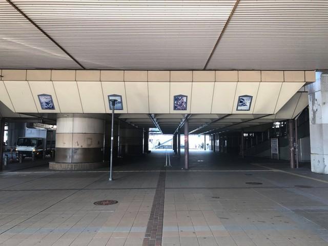 こんな寂しい場所で本当によかったの？　赤字で超有名「銚子電鉄」の映画が、京阪本線の高架下で特別上映
