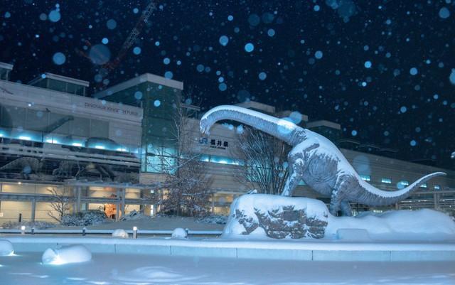 「え??ここは、氷河期?」大雪の夜、恐竜と睨み合い…福井県大好き21歳の珠玉の写真に県担当者も感動！