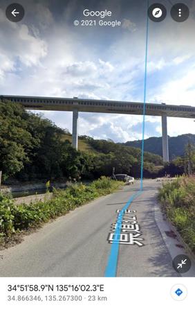 神戸市北区道場町、県道327号線。Googleマップのストリートビュー上にある「天国に繋がる道」(c)Google